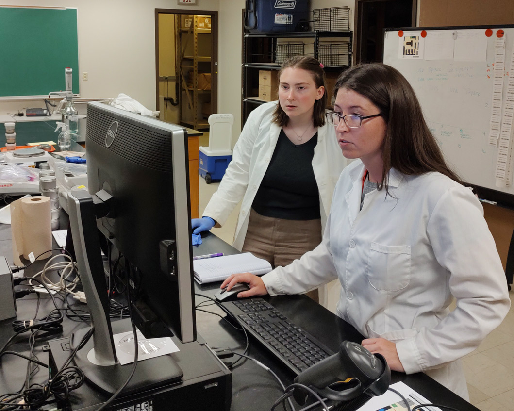  Rane Parr (left) and Stephanie Lugo working in the Córdova lab. 