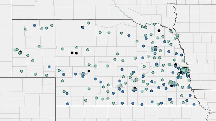 Map of all golf courses in Nebraska. Black dots are private courses, light green is public, and blue is semi-private.